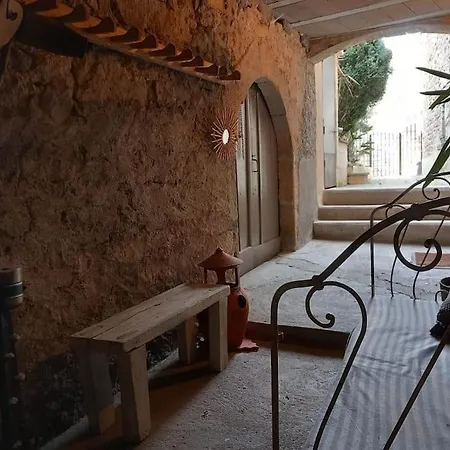 Joli Les Archers * Montpeyroux (Puy-de-Dome)